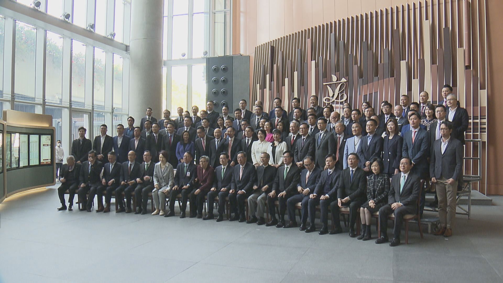 行政長官李家超等官員到立法會出席午宴