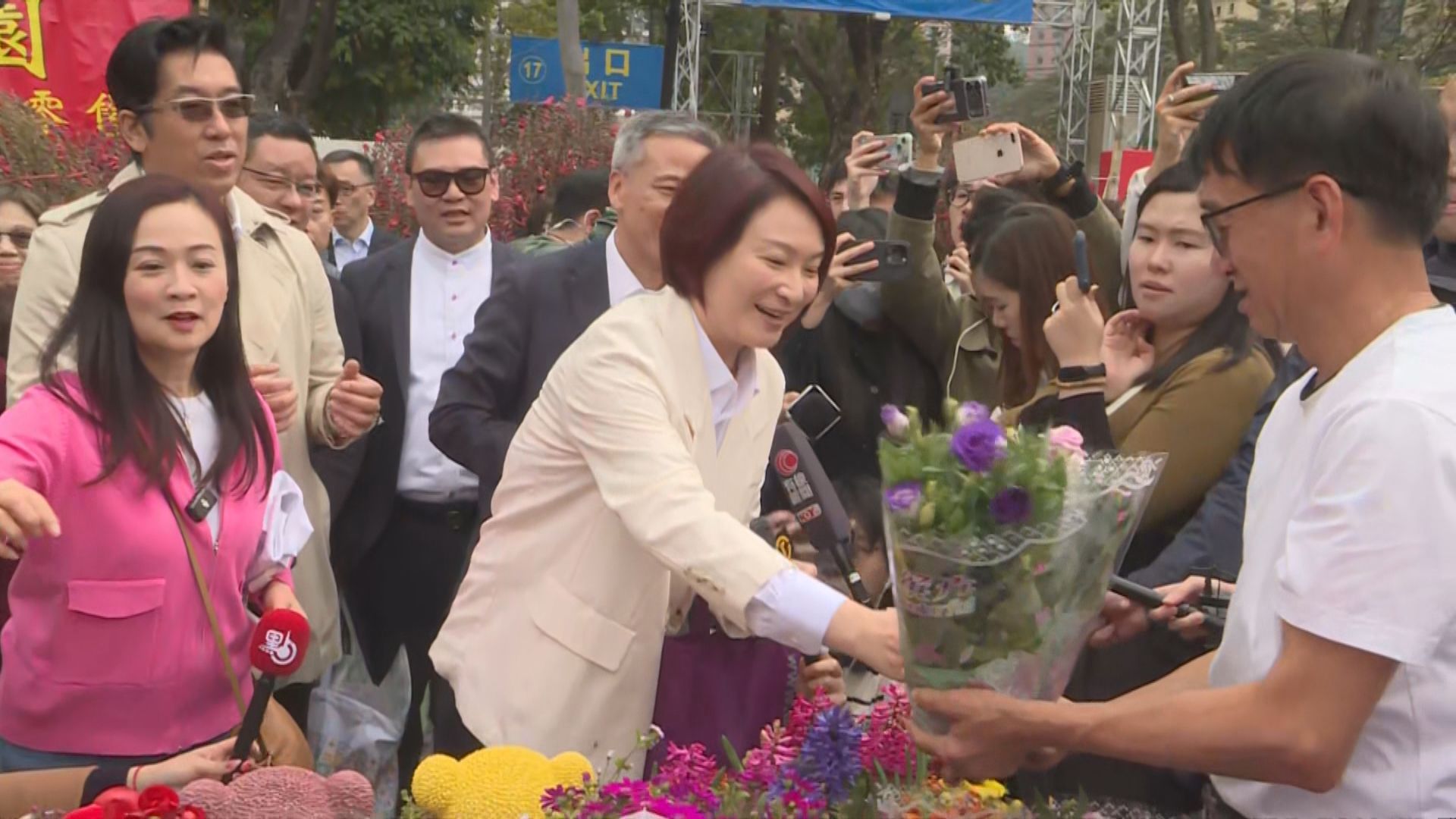 李慧琼聯同數十位議員到維園逛花市