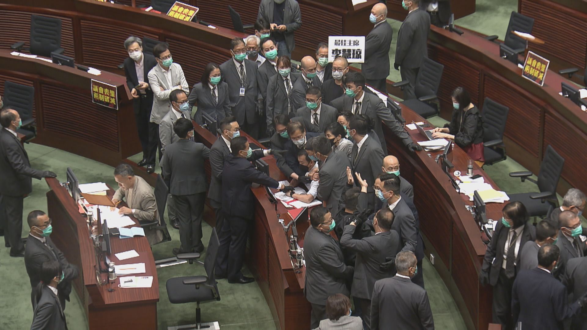 立法會審國歌法　三名民主派議員被逐