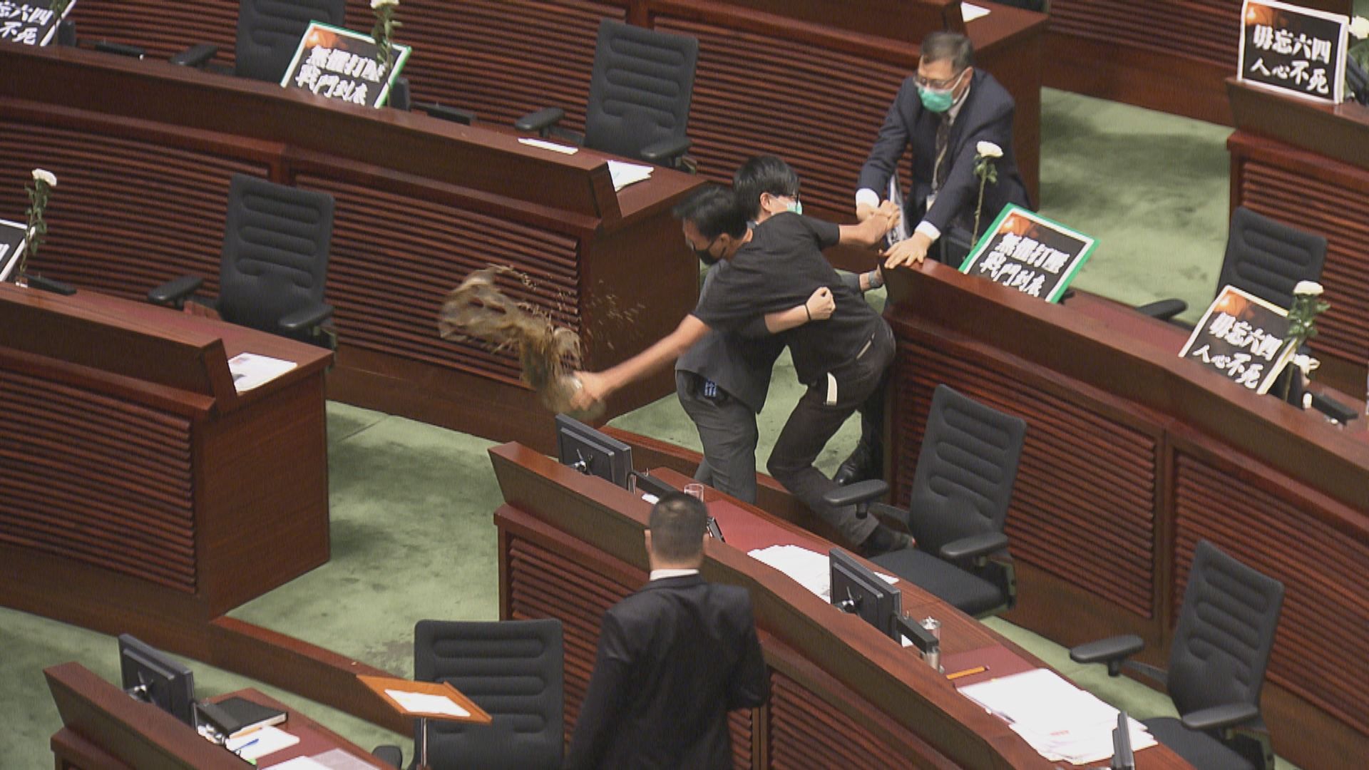 朱凱廸會議期間於會議廳淋潑液體　會議暫停