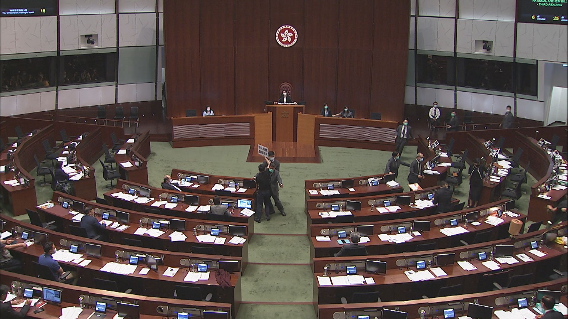 朱凱廸會議期間於會議廳淋潑液體　會議暫停