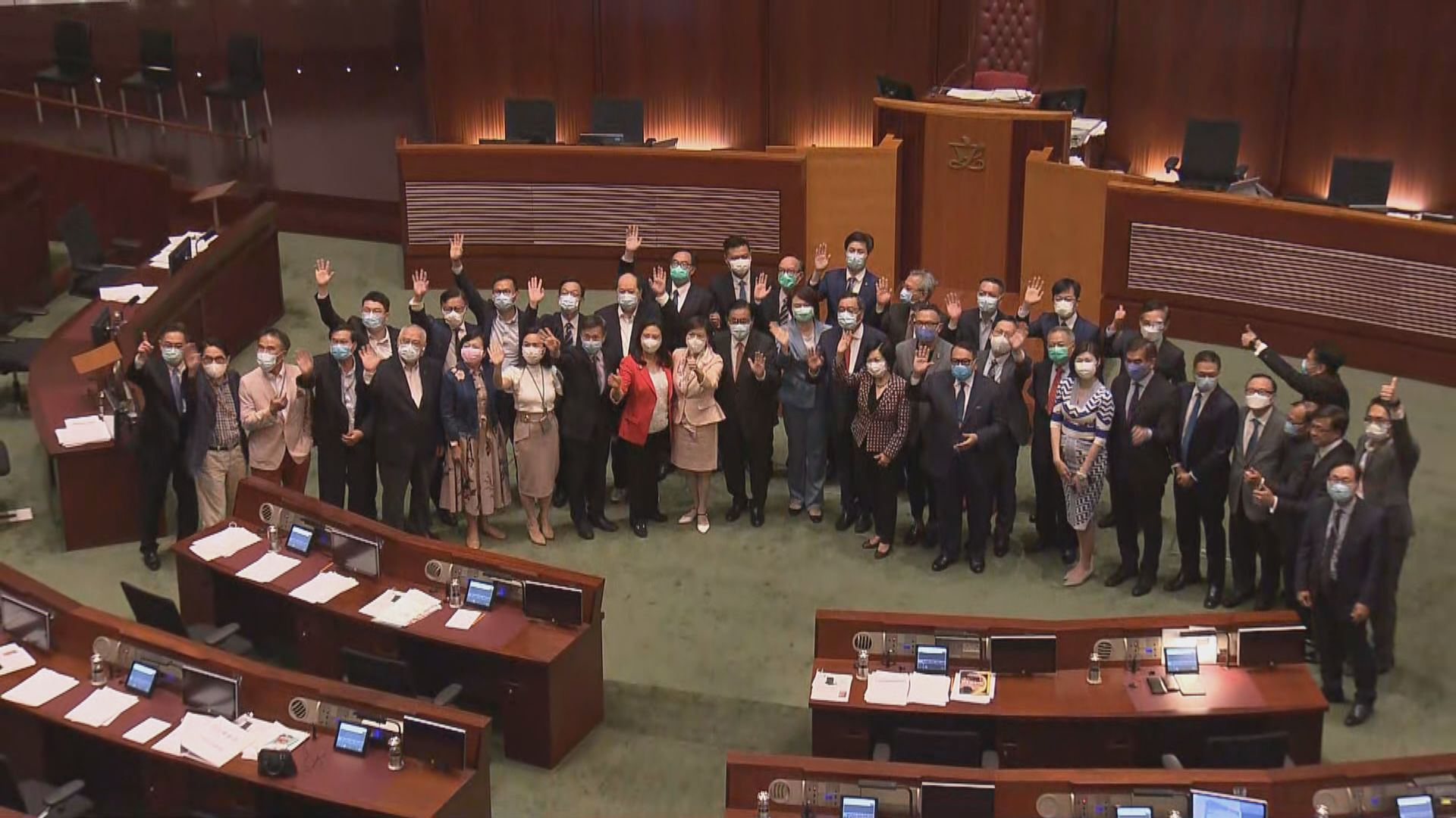 立法會本屆最後大會　泛民建制首次未有合照