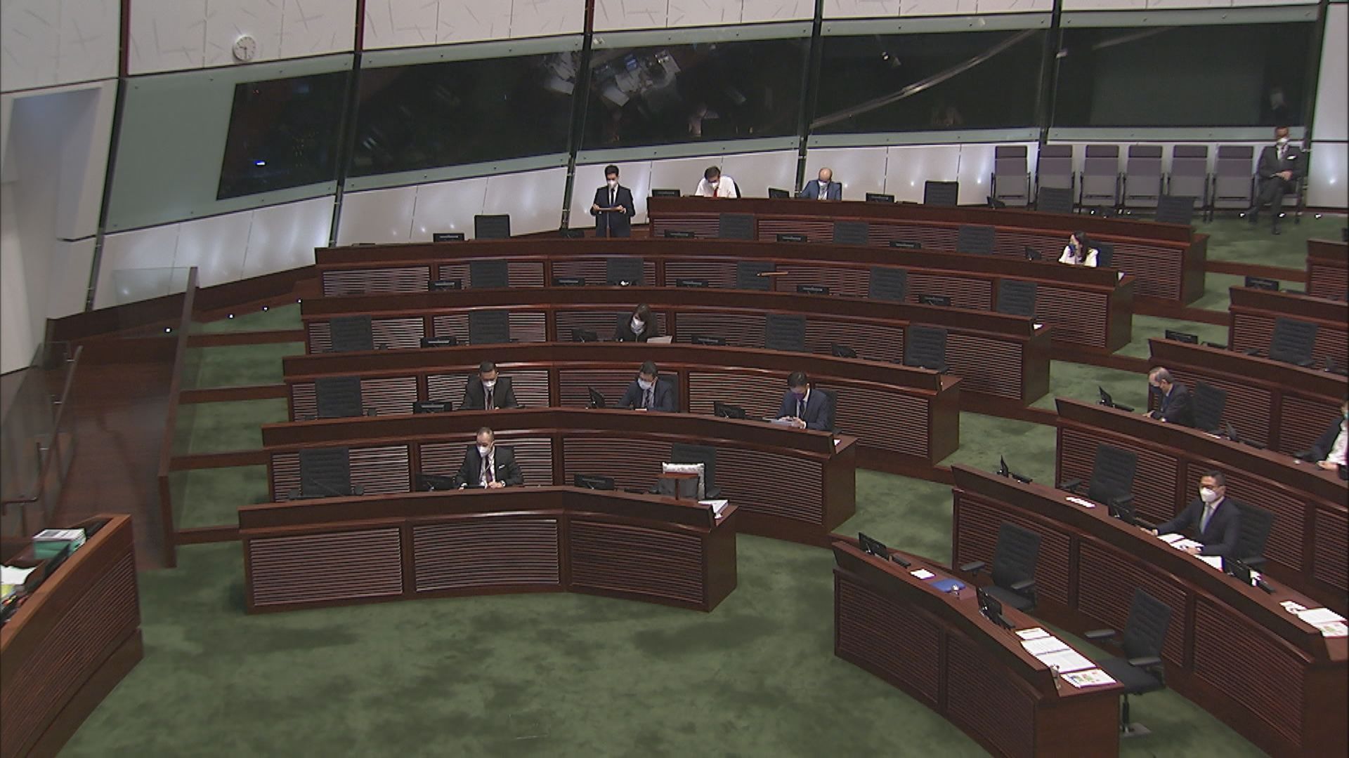 立法會續審議撥款條例草案　議員促改善抗疫工作