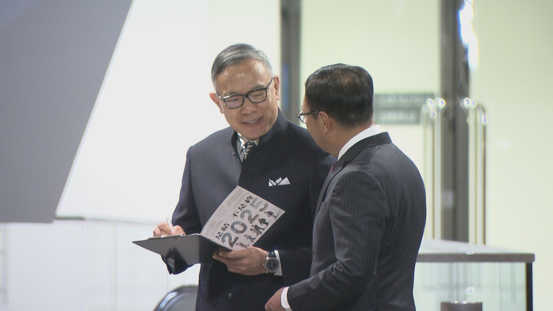 立法會換屆前最後會議　狄志遠林健鋒等會議廳外拍照留念