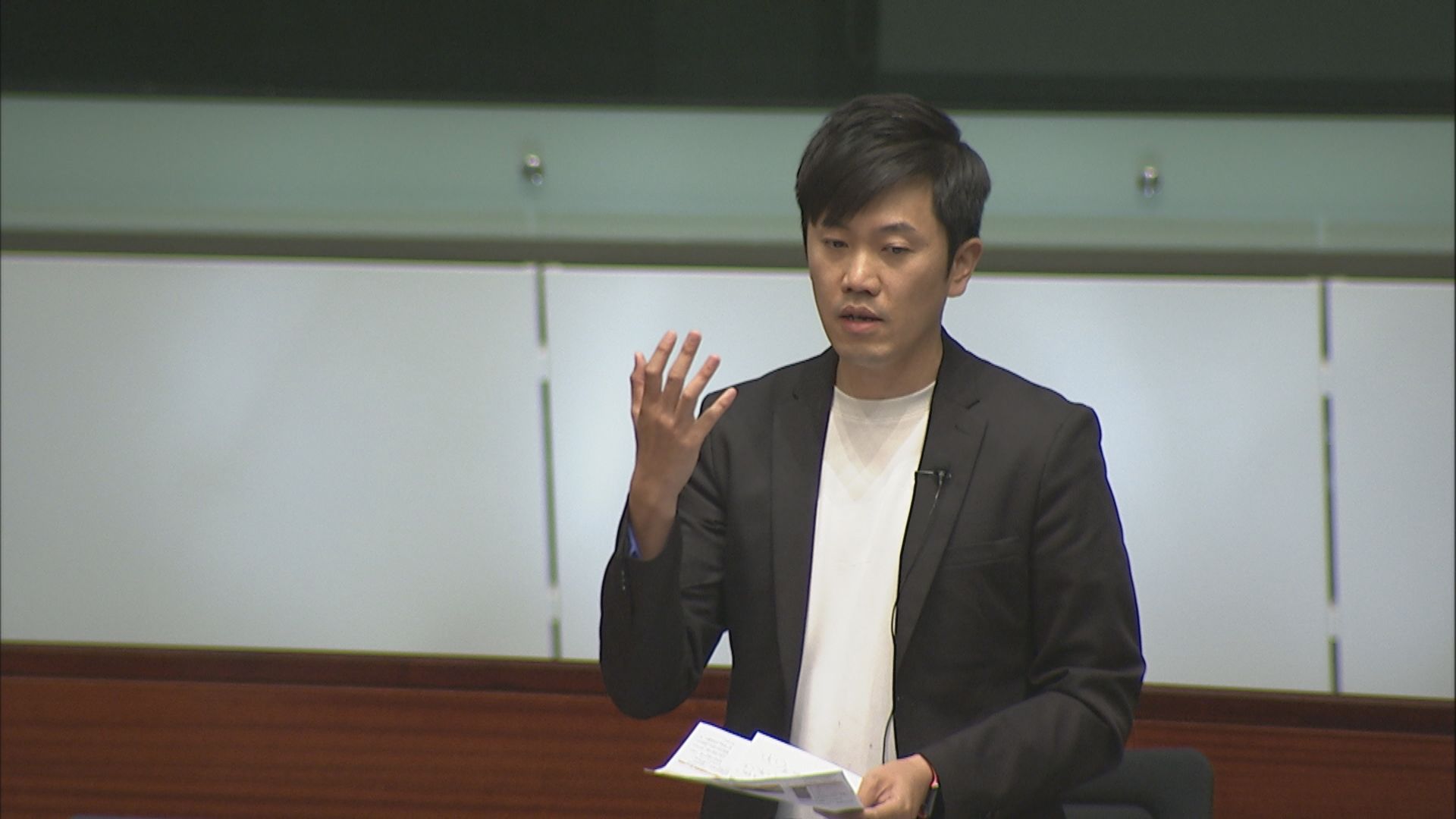 立法會通過區議員宣誓修例　鄭松泰一票反對