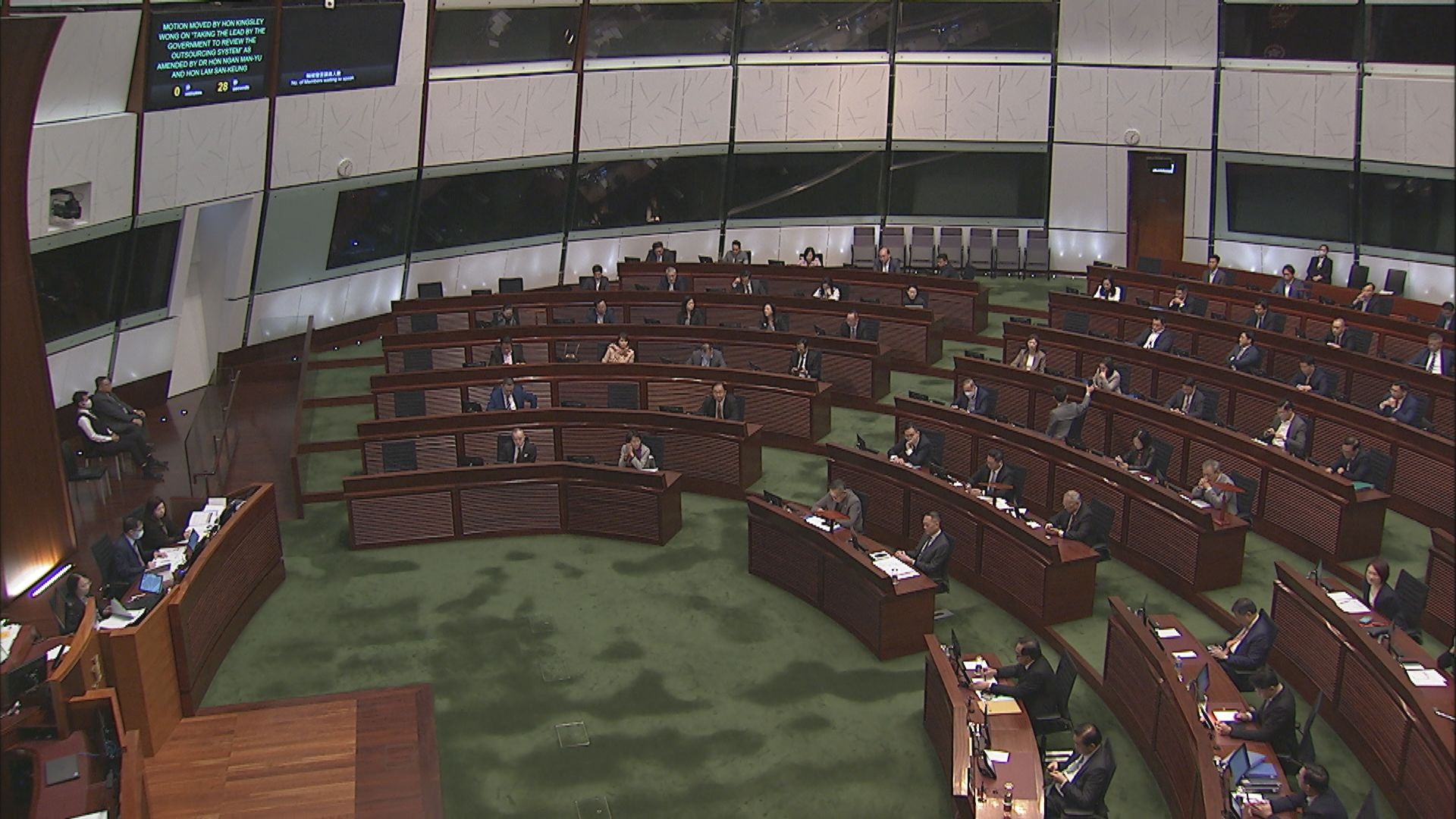 立法會通過議員議案促政府檢討外判制度 商界議員多投反對或棄權票