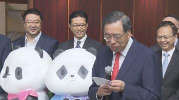 立法會獲贈港產大熊貓龍鳳胎為藍本雕塑　梁君彥：不少議員熊貓眼不小