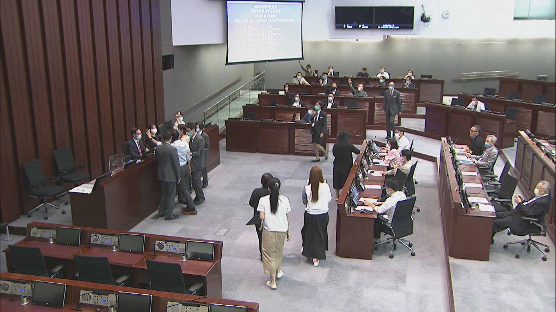 【立法會委員會選舉】許智峯取走票箱選票　秘書處報警