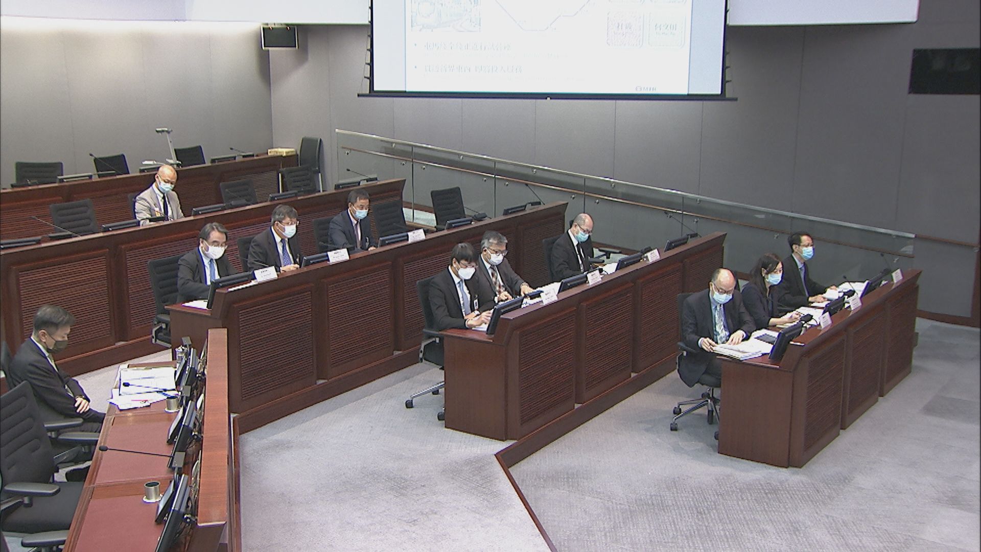 政府：若發現不必要使用物料　會向港鐵追討