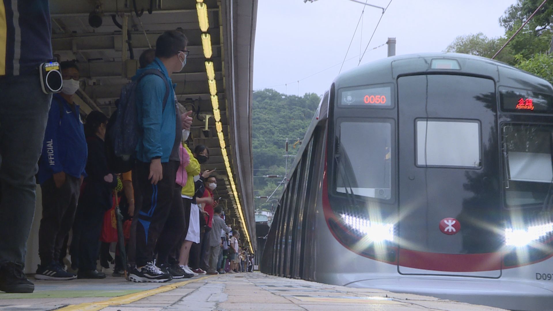 港鐵東鐵綫明年先在大埔墟及馬場站裝月台幕門