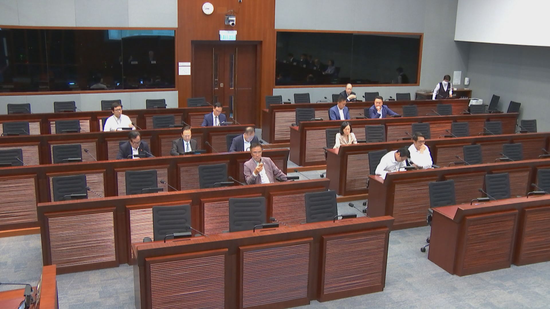 港鐵研列車遲開早收爭取維修時間 議員：市民稱「遲開就同你死過」