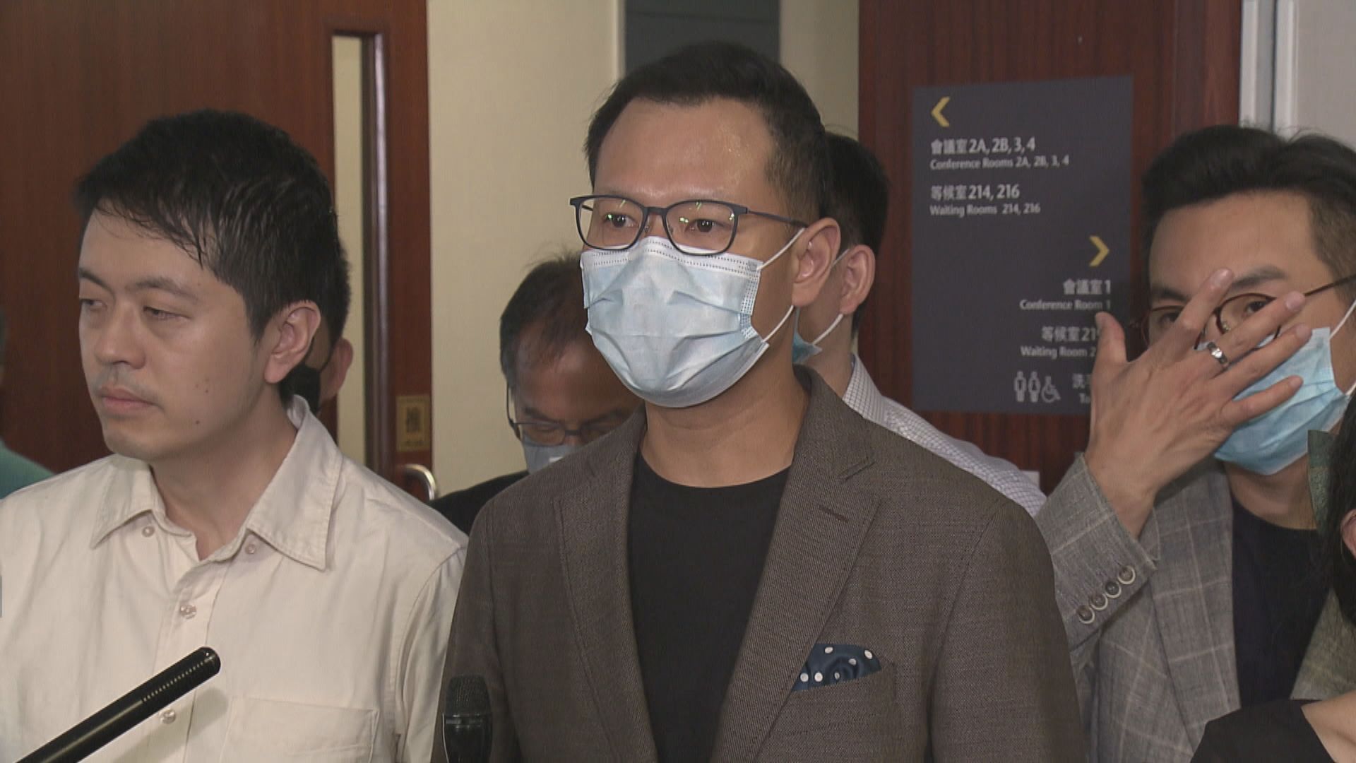 【內會選主席】泛民批無視議事規則　建制批泛民帶黑布