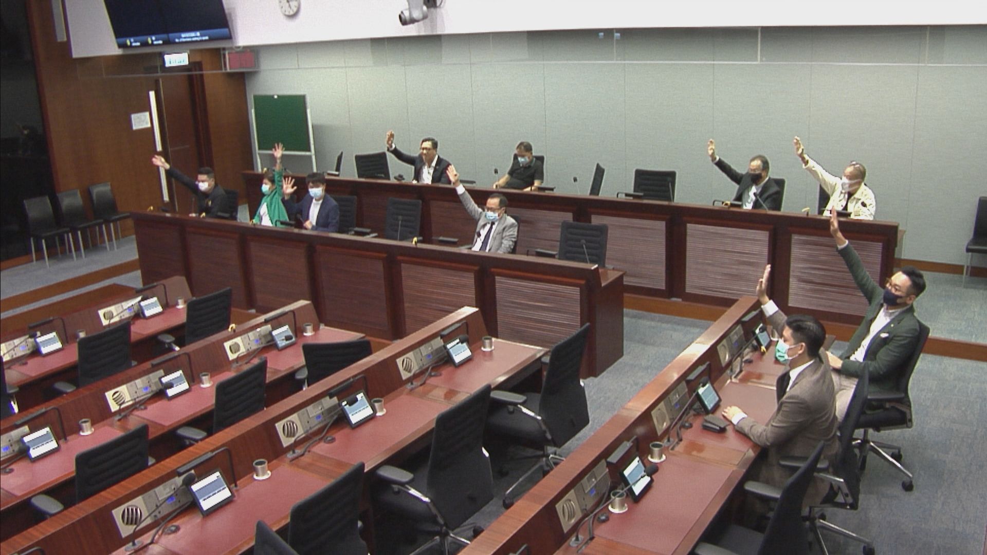 垃圾徵費法案在民主派支持下通過續審