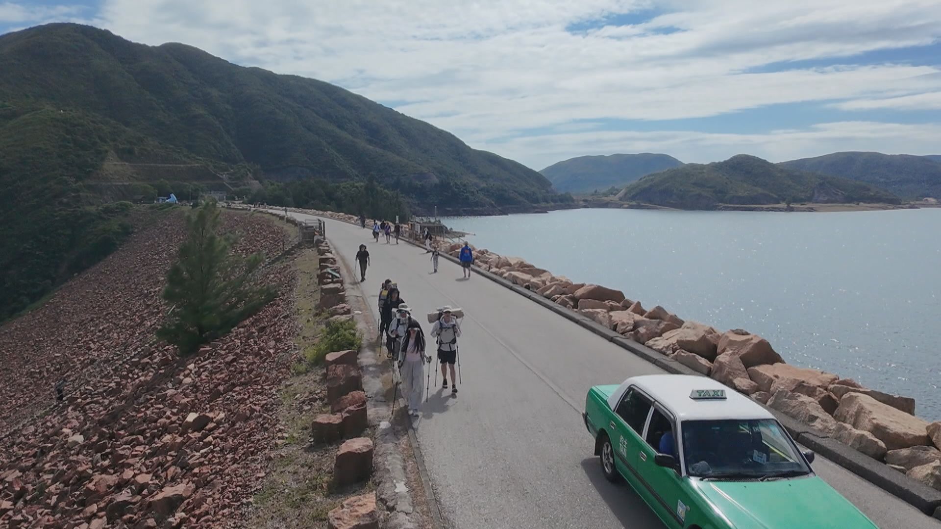 萬宜水庫東壩旅巴許可證配額未用盡　政府稱會適時檢視