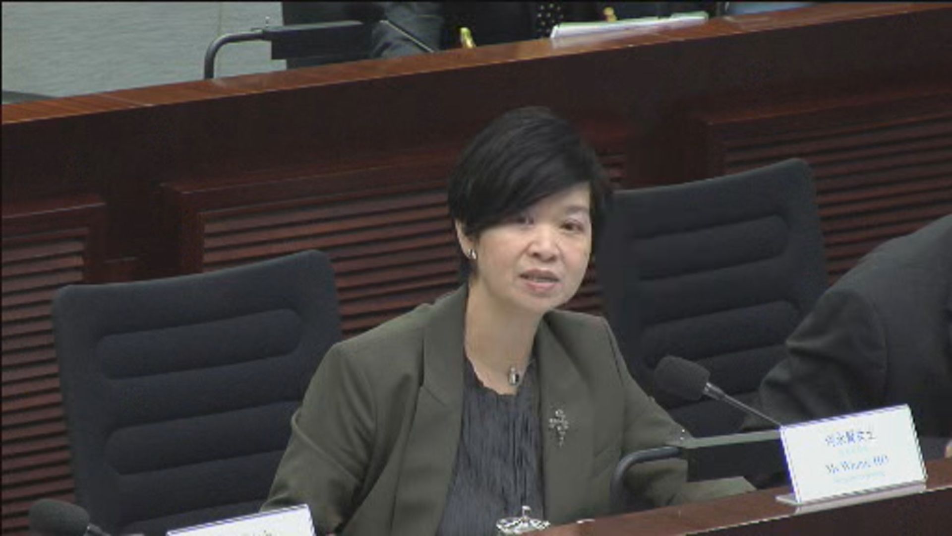 政府：考慮讓資本投資者入境計劃人士受惠印花稅先免後徵