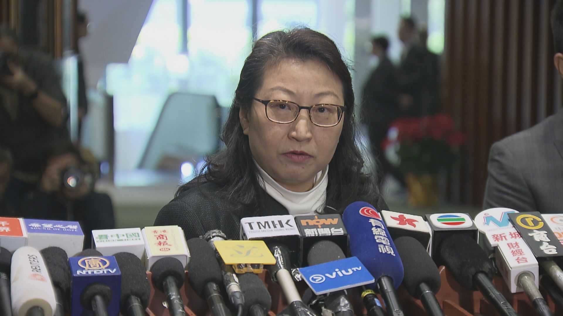 政府重申鄭若驊上任後仍參與仲裁業務指控無根據