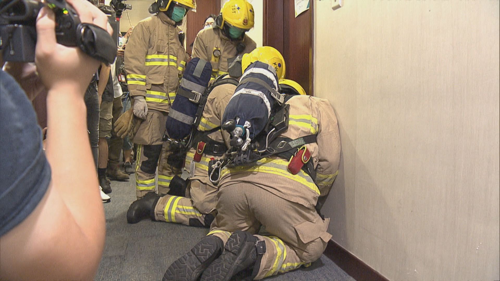 許智峯扔腐爛盆栽傳臭味　大會因而暫停近五小時