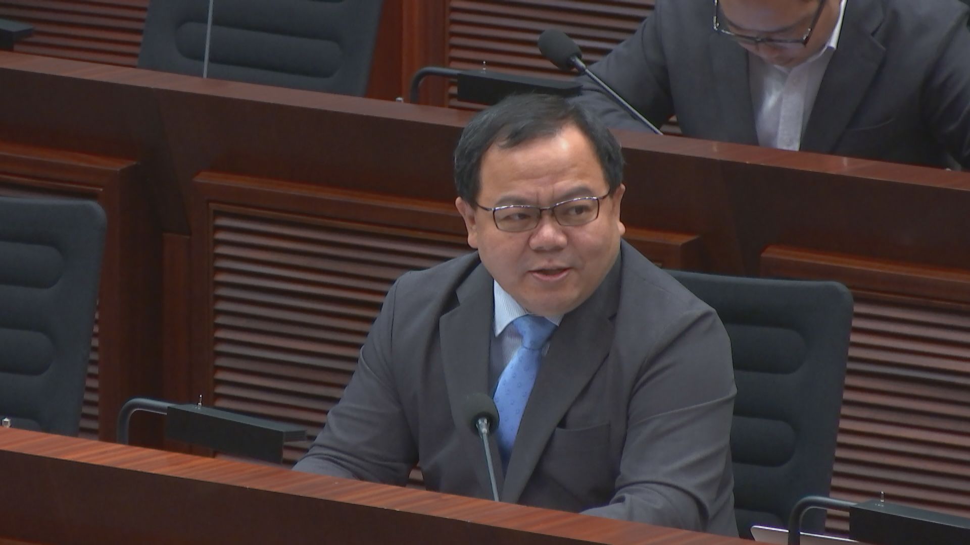 政府展開控煙策略諮詢 議員關注執法成效