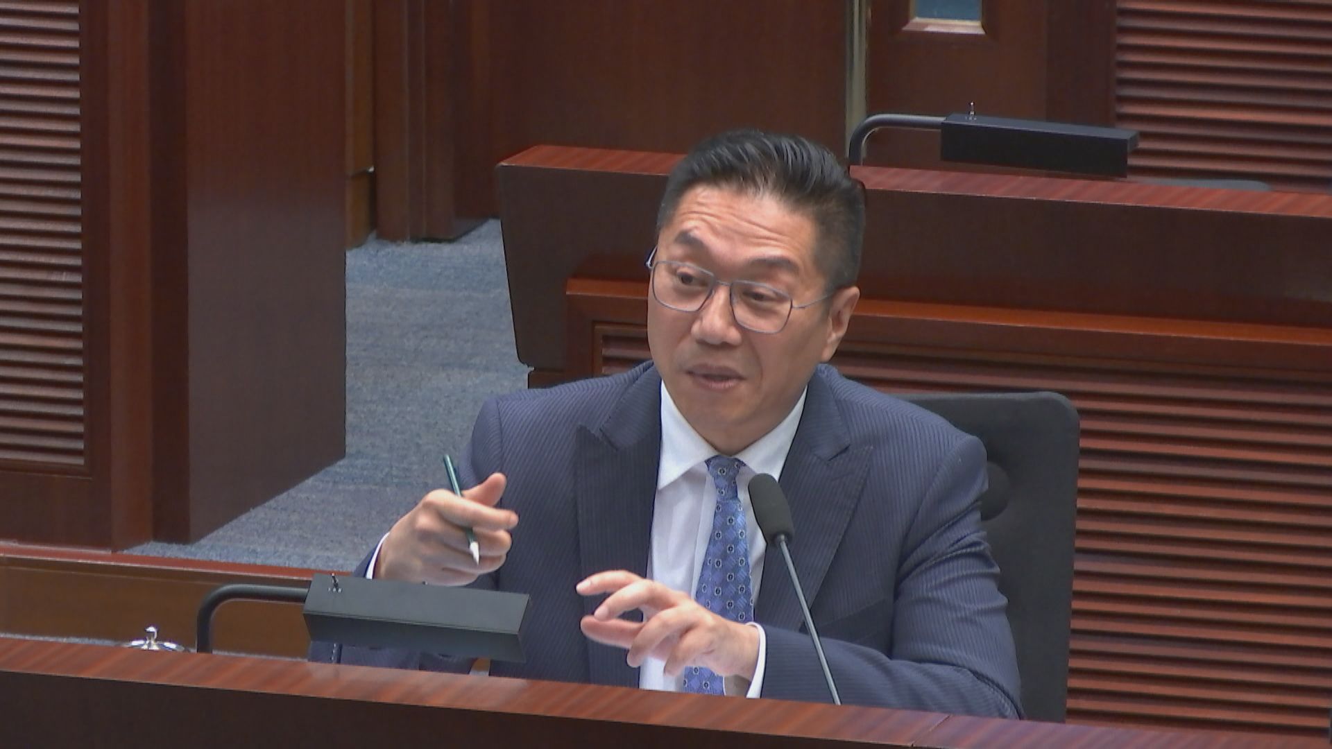 控煙十招｜立法會續審議控煙修訂草案　議員關注完稅標籤的效用