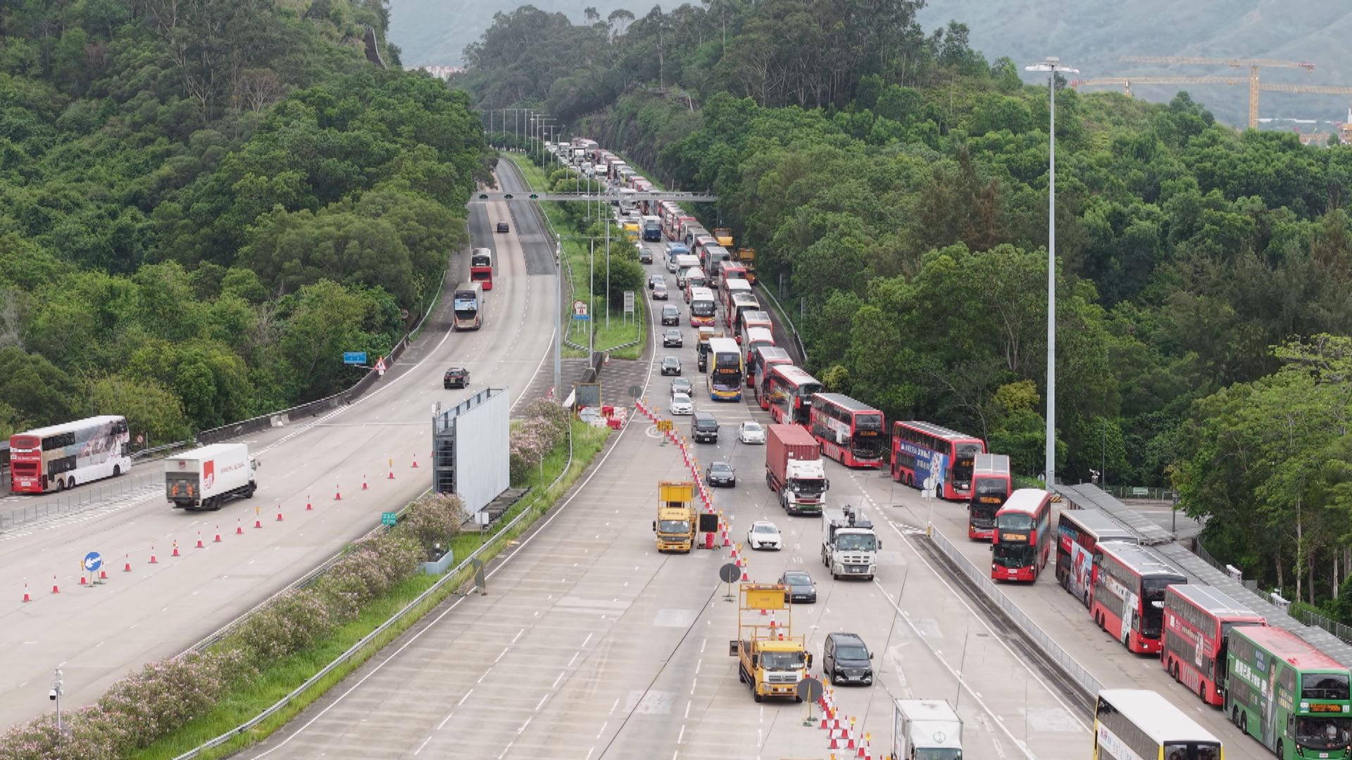 大欖隧道巴士排隊停轉車站造成瓶頸　政府稱會適時檢視 