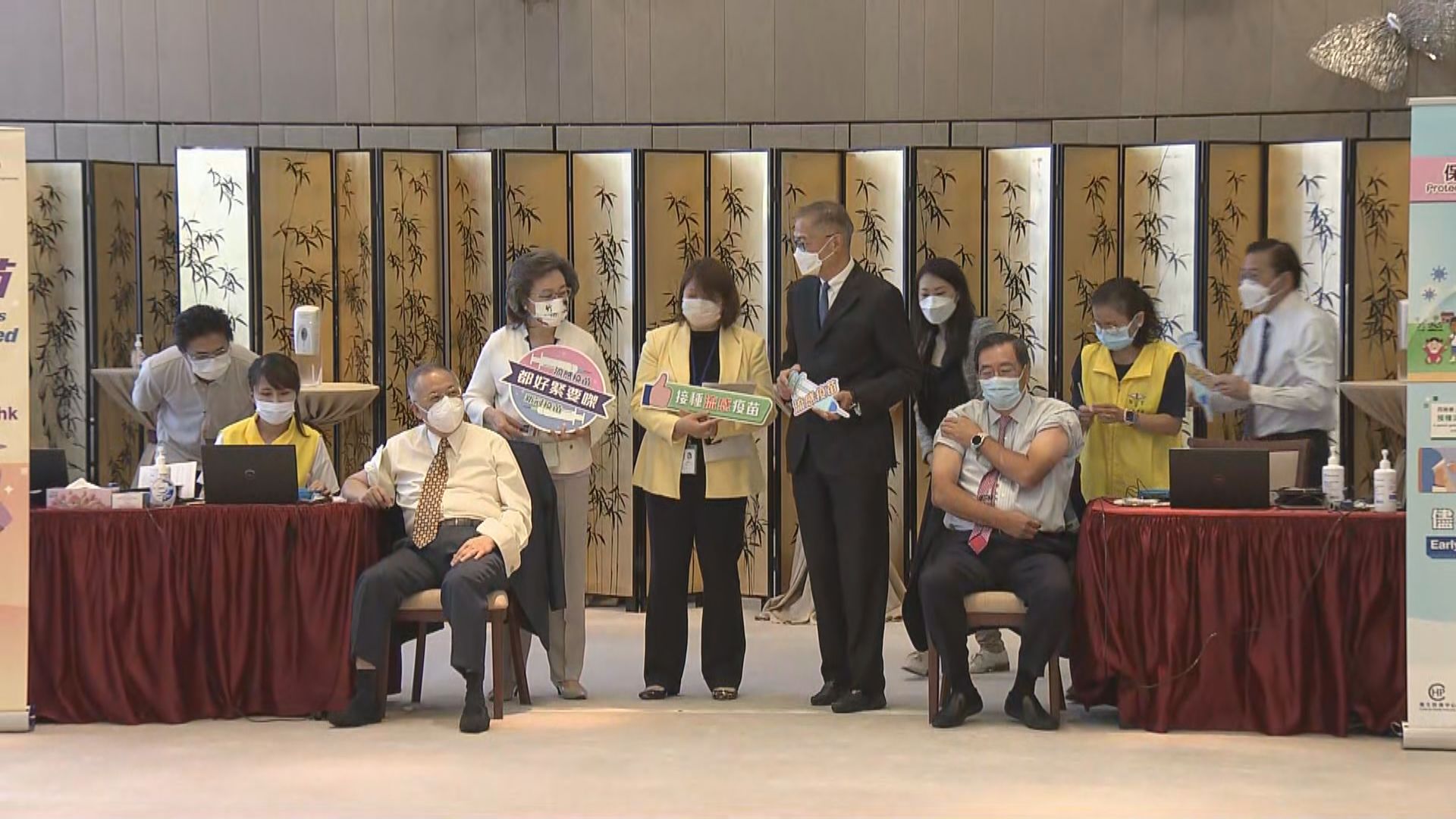 衞生署到立法會為議員接種新冠及流感疫苗