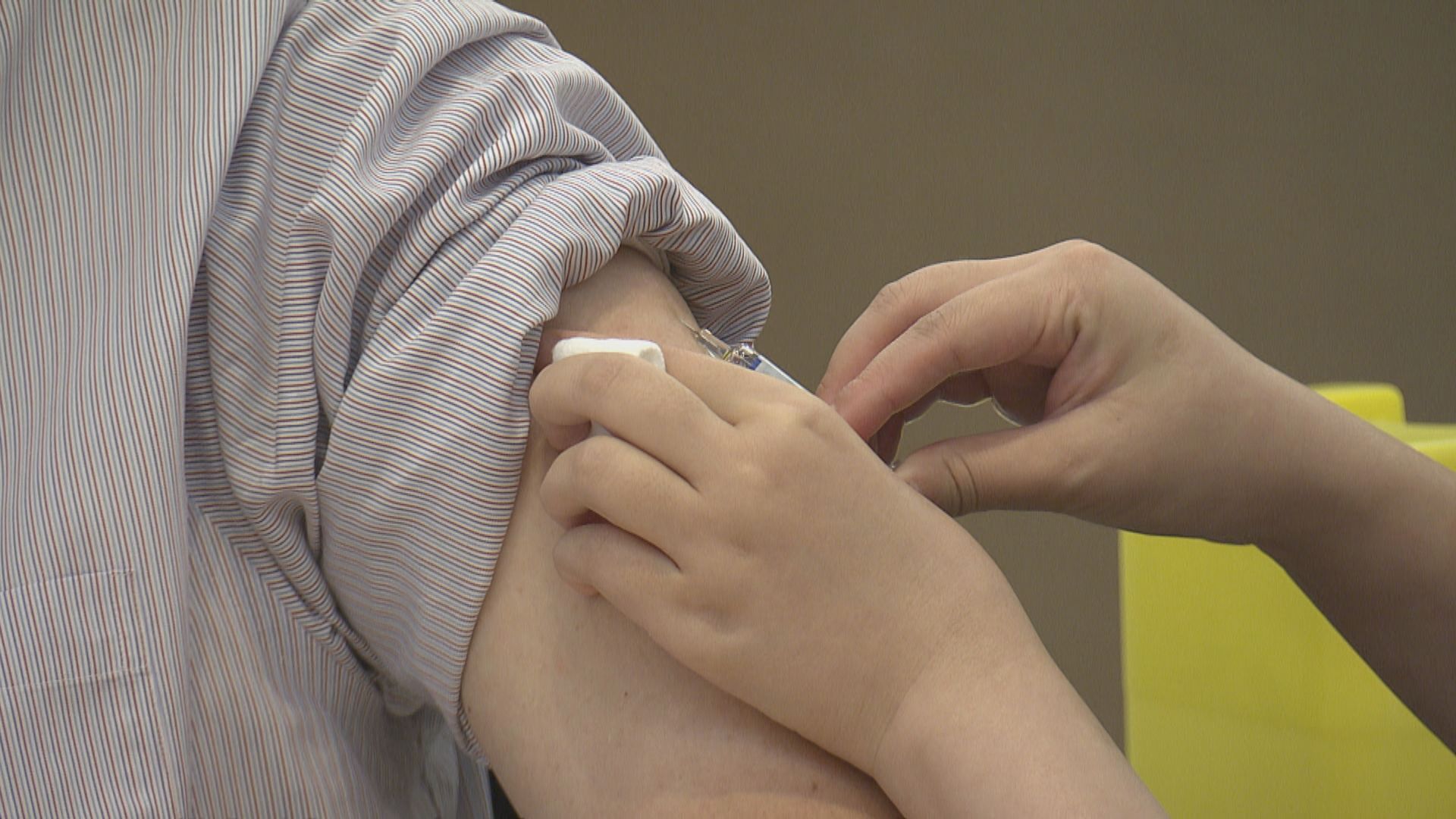 衞生署為立法會議員接種流感疫苗