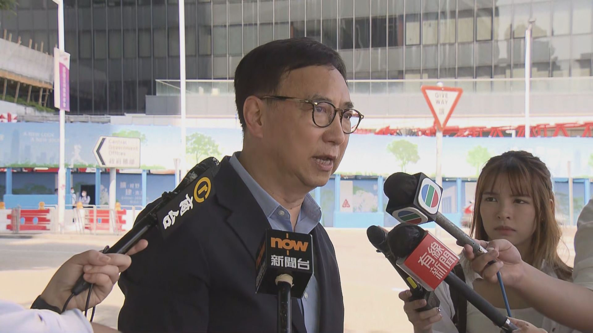 夏寶龍到立法會與全體議員會面　有議員冀區議會以民主方式產生