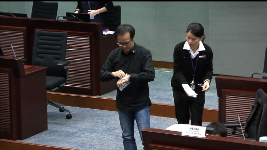 帳委會會議　有議員座位發現糞便