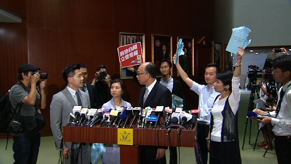 陳帆會見記者時遇議員示威