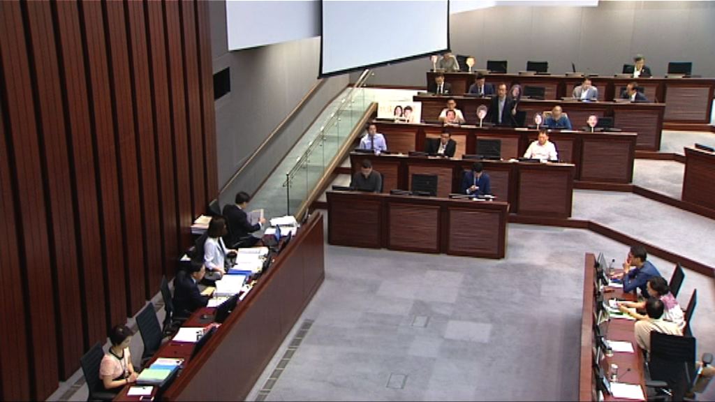 財委會召開首半小時兩度暫停