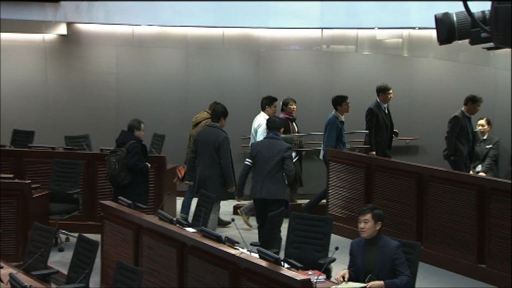 民主派不滿修改會議程序集體離場抗議