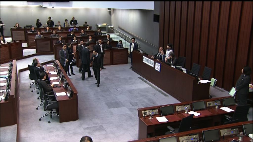 財委會泛民繼續佔據主席台