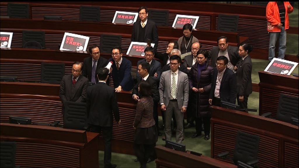 泛民不滿陳鑑林終止議員發問