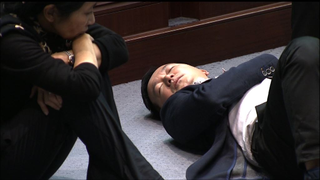 財委會內陳志全衝出座位與保安同倒地