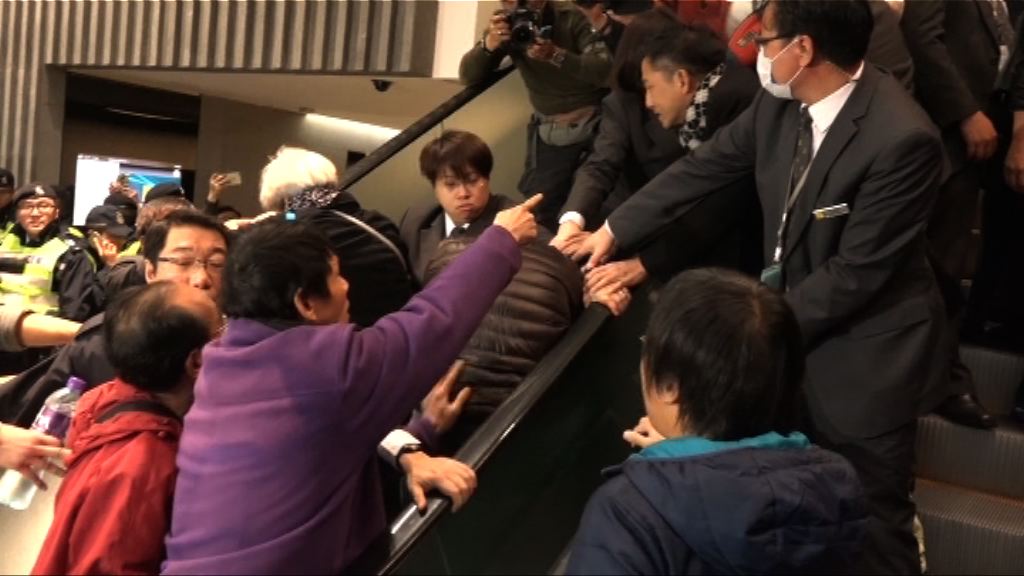 示威者衝入立法會有人被抬走