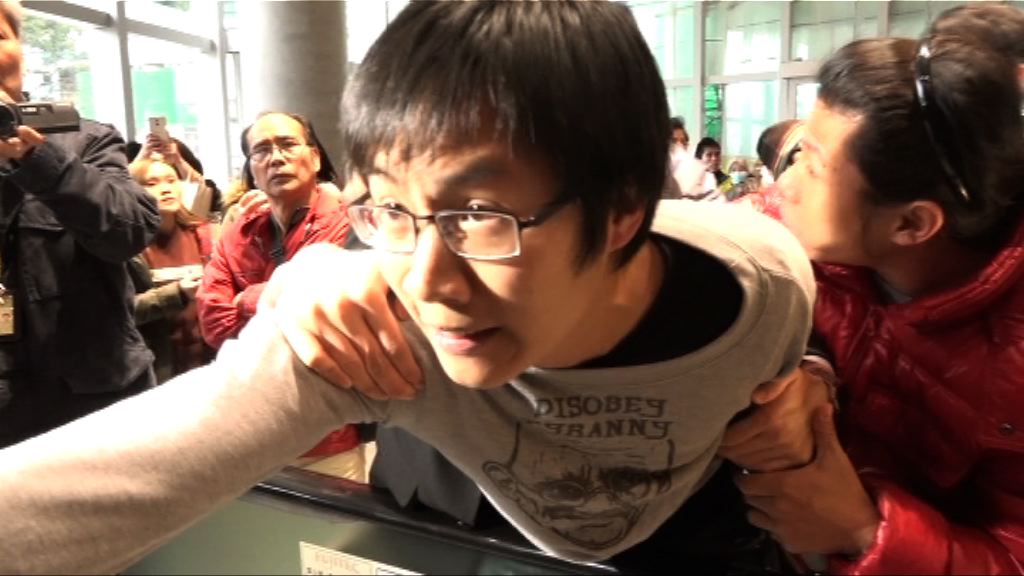 反高鐵示威者闖入立法會大樓