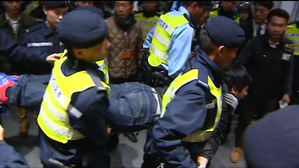 警方清場　抬走立法會大樓示威者