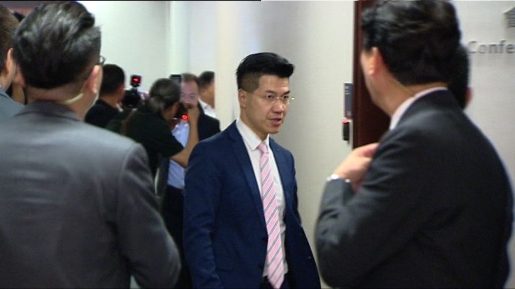 全體議員觀看許智峯搶手機片段