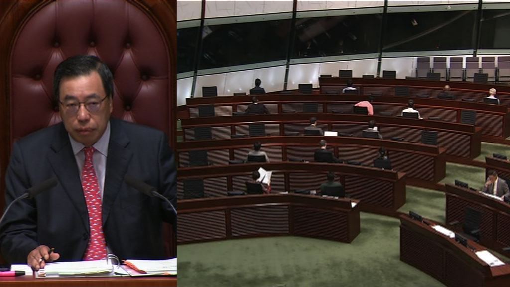 泛民議員背向梁君彥示威抗議主席濫權