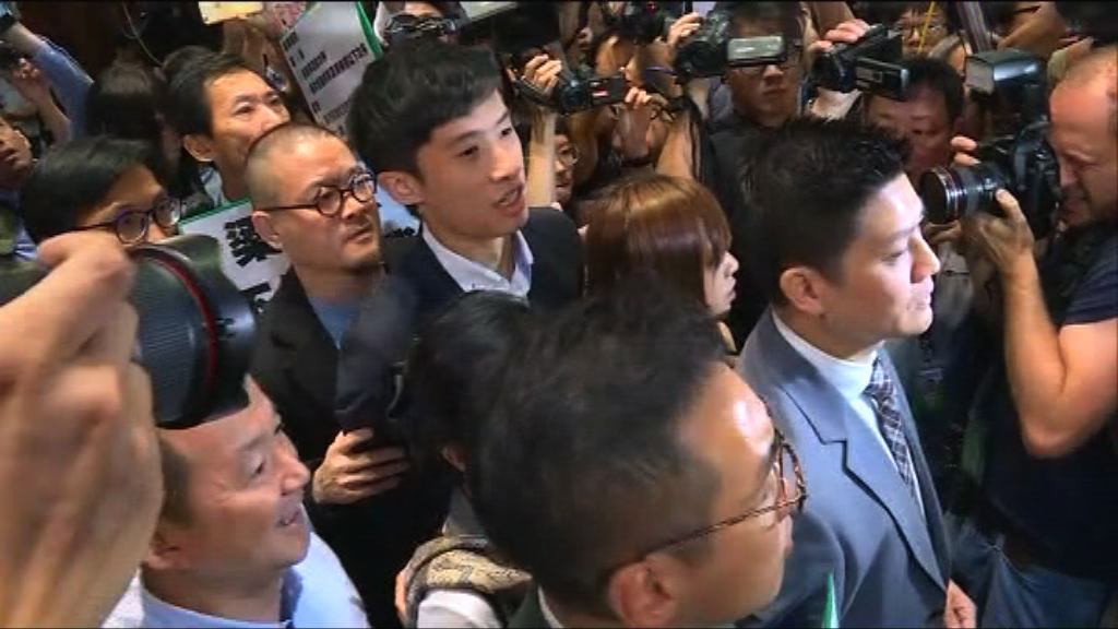 梁頌恆游蕙禎於民主派護送下進入會議廳