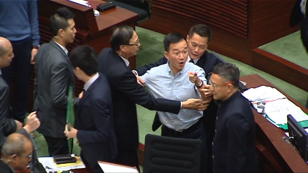 民主派抗議修訂議事規則　立會會議再暫停