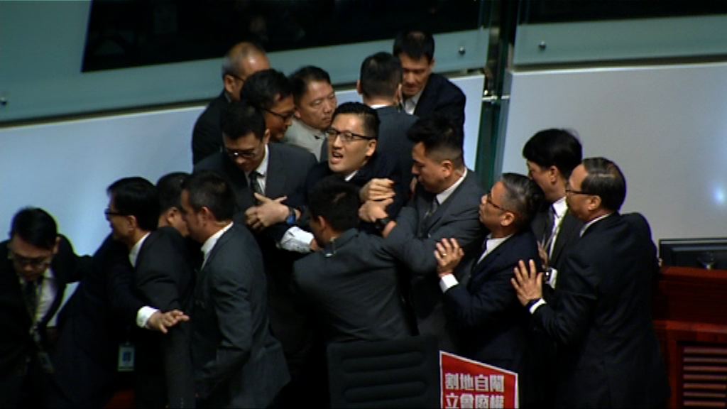 立會審一地兩檢　林卓廷尹兆堅被逐離議事廳