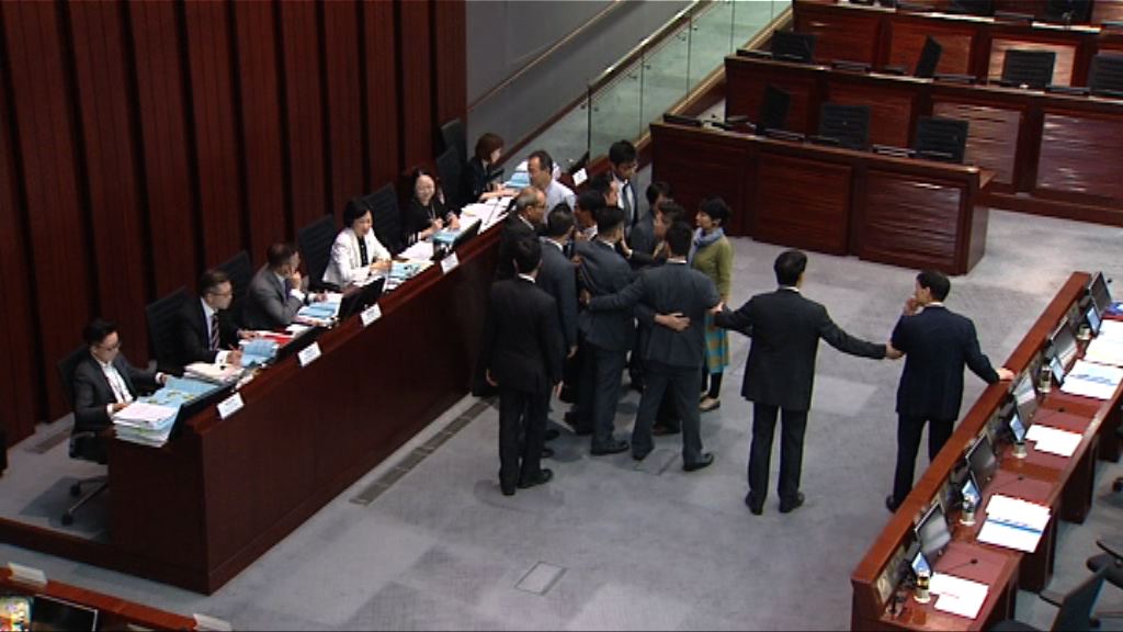 一地兩檢法案委員會兩度暫停會議