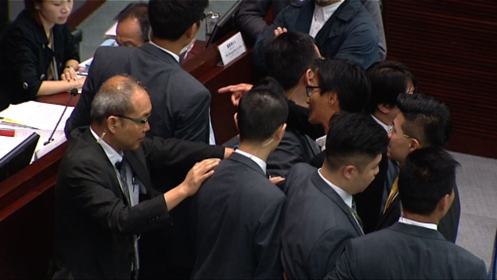 立會商一地兩檢　多名民主派到主席台前理論
