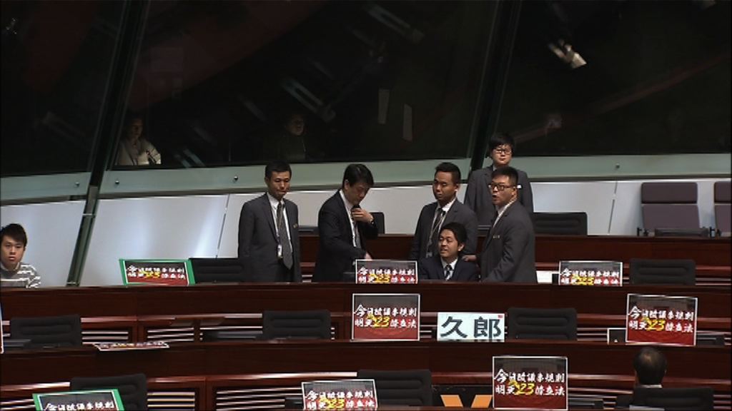 許智峯拒交防狼器被逐離會議廳