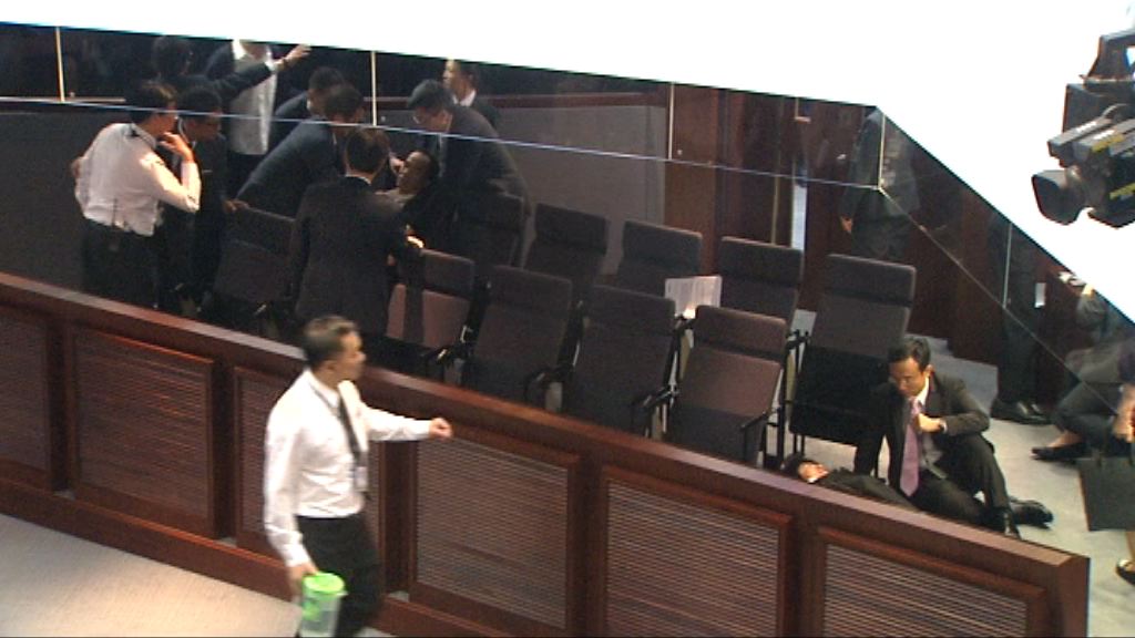 青政再突襲會議　有保安受傷休會