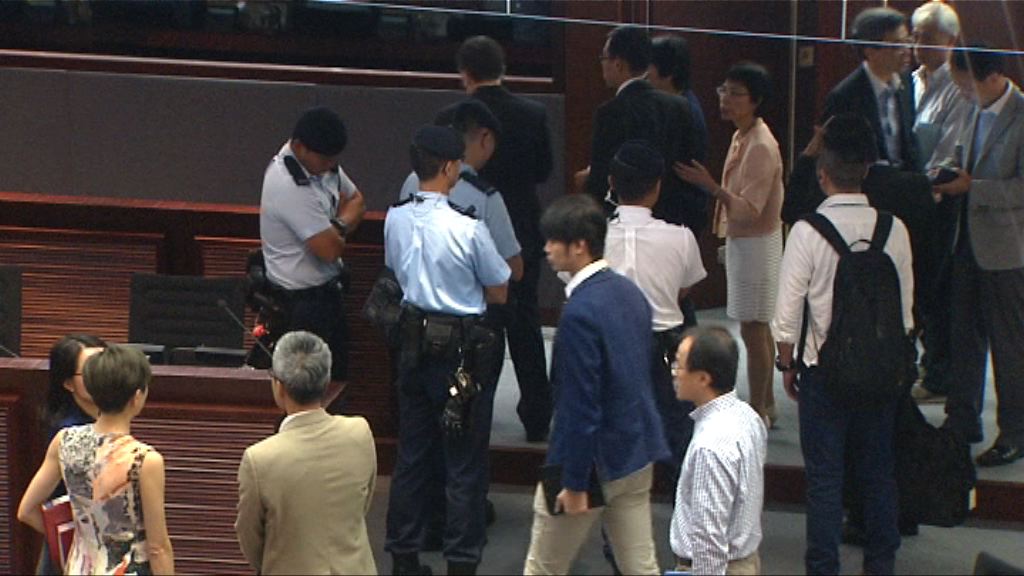 立法會四保安受傷休會　警員到場跟進