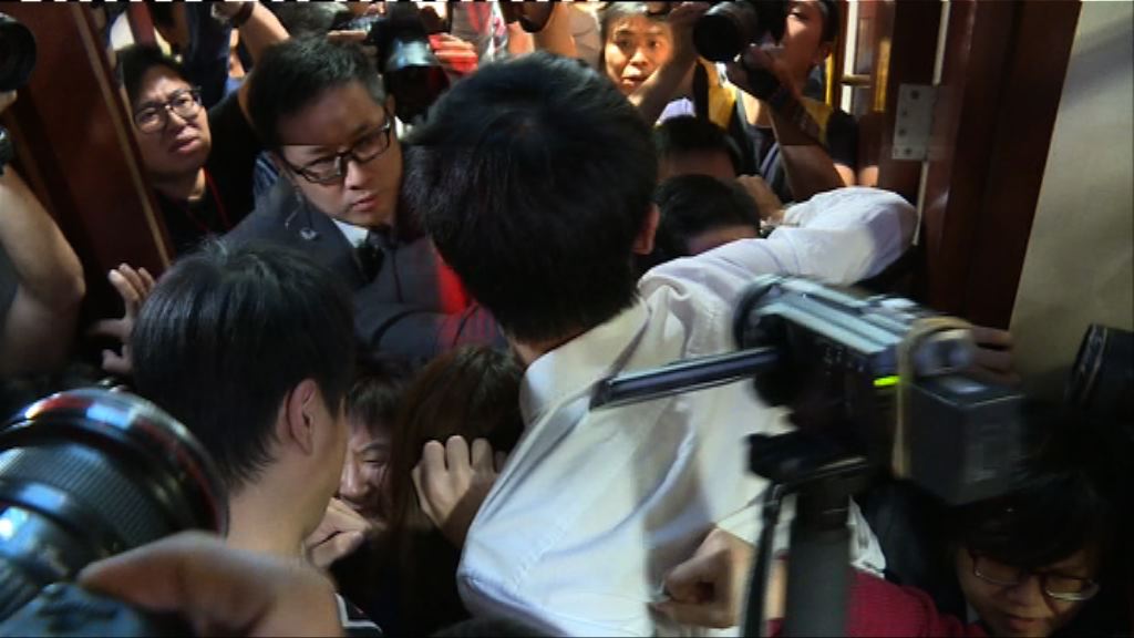 青政兩度闖入會議室　梁君彥報警