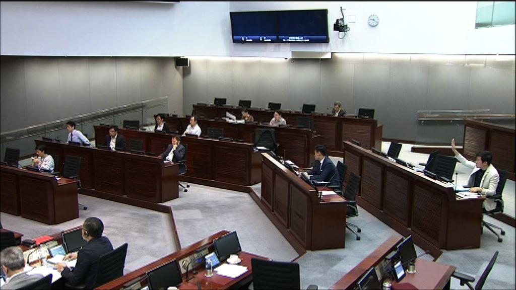 保安局：有女職員一度被立法會議員搶去手機