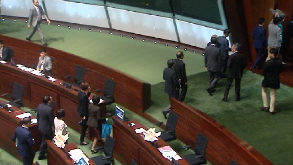 建制派集體離場　立法會流會